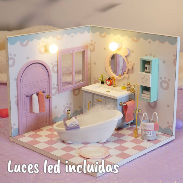 Una imagen con las luces encendidas de una casita en miniatura montada concretamente el modelo de el baño de momo