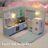 Una imagen con las luces encendidas de una casita en miniatura montada concretamente el modelo de la cocina de momo