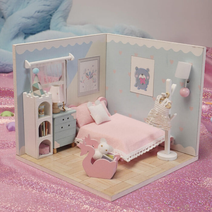 Una imagen de una casita en miniatura concretamente la de el modelo de el dormitorio de momo de la colección la casita de momo