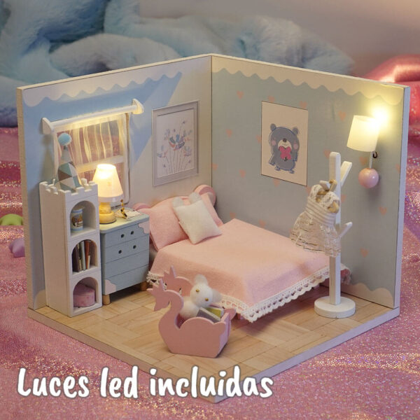 Una imagen con las luces encendidas de una casita en miniatura concretamente la de el modelo de el dormitorio de momo de la colección la casita de momo