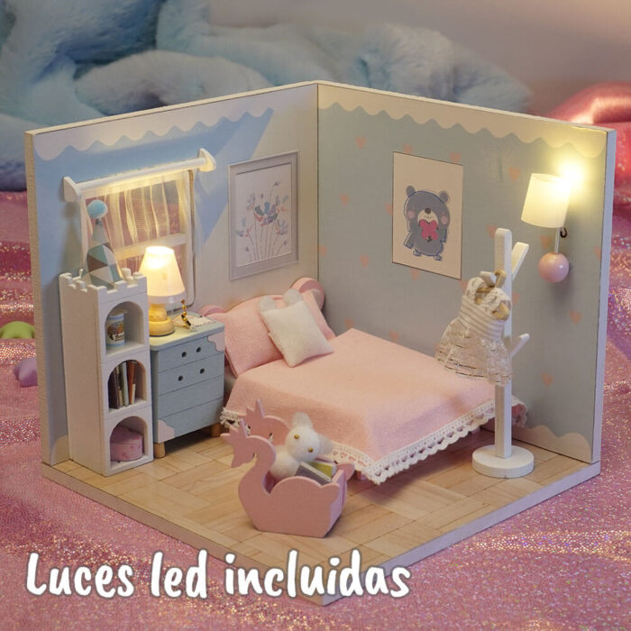 Una imagen con las luces encendidas de una casita en miniatura concretamente la de el modelo de el dormitorio de momo de la colección la casita de momo