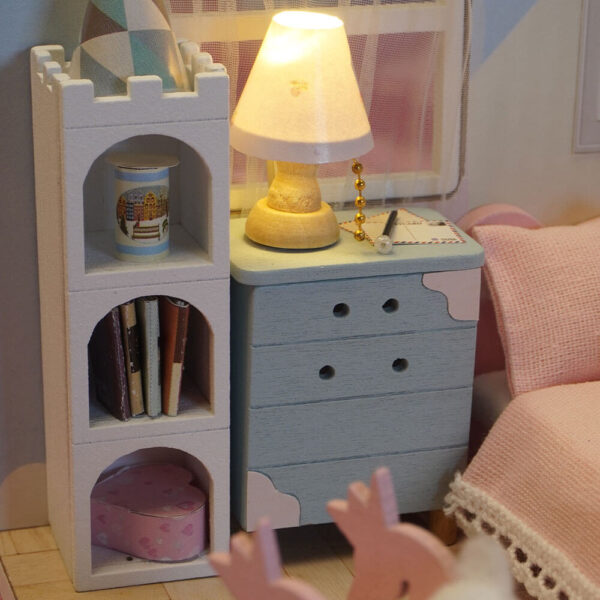 Una imagen en detallede una casita en miniatura concretamente la de el modelo de el dormitorio de momo de la colección la casita de momo