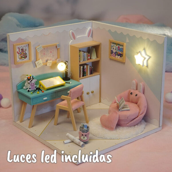 Una imagen con las luces encendidas de una casita en miniatura concretamente la de el modelo de el estudio de momo de la colección la casita de momo