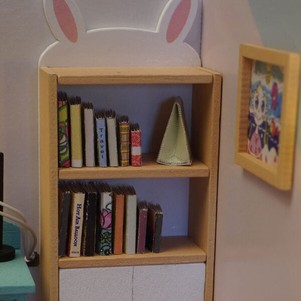 Una imagen en detalle de una casita en miniatura concretamente la de el modelo de el estudio de momo de la colección la casita de momo