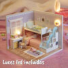 Una imagen con las luces encendidas de una casita en miniatura concretamente la de el modelo de las literas de momo de la colección la casita de momo