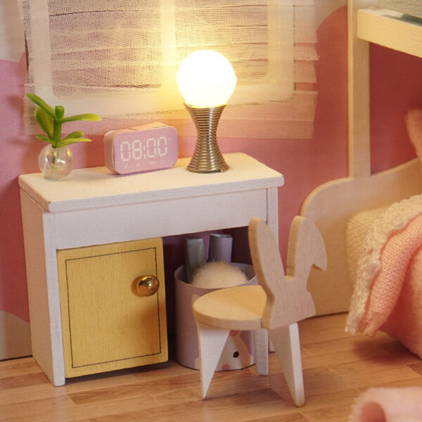 Una imagen en detalle de una casita en miniatura concretamente la de el modelo de las literas de momo de la colección la casita de momo