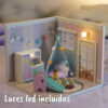 Una imagen con las luces encendidas de una casita en miniatura concretamente la de el modelo de la ludoteca de momo de la colección la casita de momo