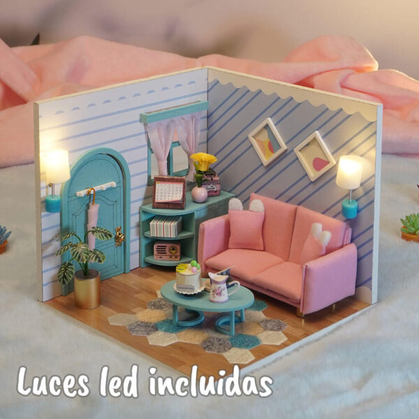 Una imagen con las luces encendidas de una casita en miniatura concretamente la de el modelo de el salón de momo de la colección la casita de momo