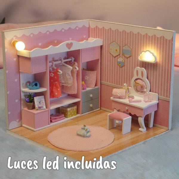 Una imagen con las luces encendidas de una casita en miniatura concretamente la de el modelo de el vestidor de momo de la colección la casita de momo