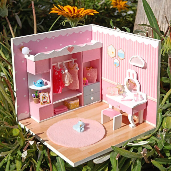 Una imagen en exteriores de una casita en miniatura concretamente la de el modelo de el vestidor de momo de la colección la casita de momo