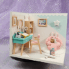 Un gif que hace un unboxing de una casita en miniatura de la colección la casita de momo y mostrando todos los modelos