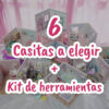 Una imagen de los 9 modelos de casitas en miniatura de la colección la casita de momo con un texto que indica que 6 casitas en miniatura de modelos de la casita de momo y de regalo incluye un kit de herramientas